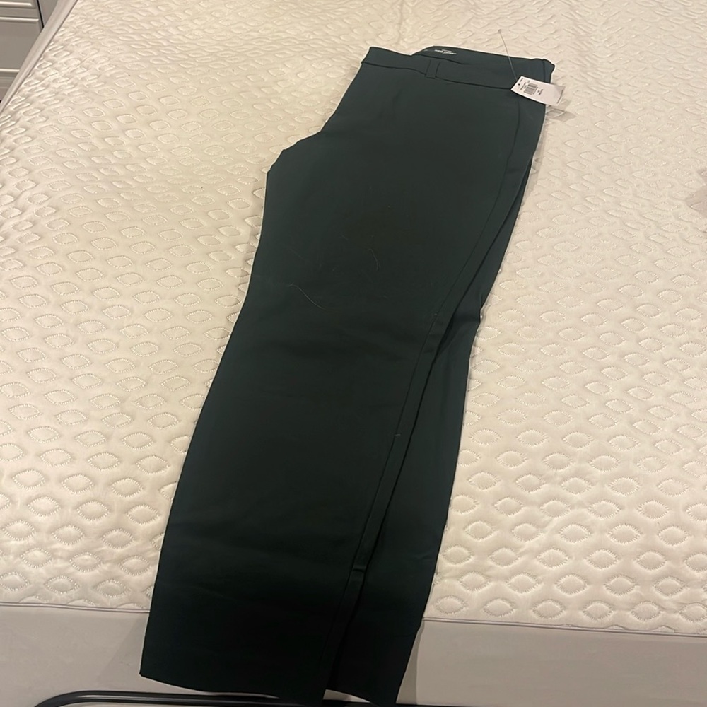 Old Navy. skinny pixie ankle pant. Size 12 petite. New with tags. Never worn.